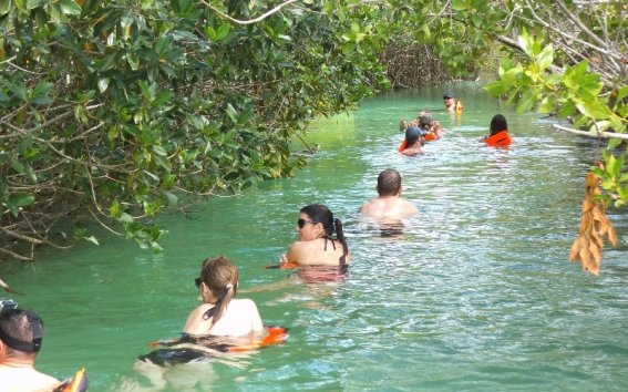 nado en la lagunas de sian kaan