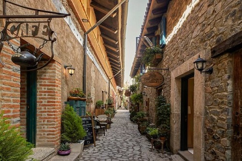 recorre sus calles empedradas recorre sus calles empedradas